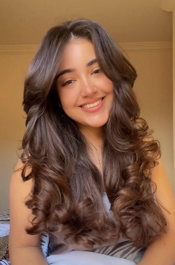 Cliente com cabelo finalizado em ondas